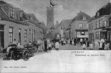2773 Gezicht in de Waterstraat te Utrecht uit het westen met op de achtergrond de Jacobikerk, waar op de toren een vlag ...